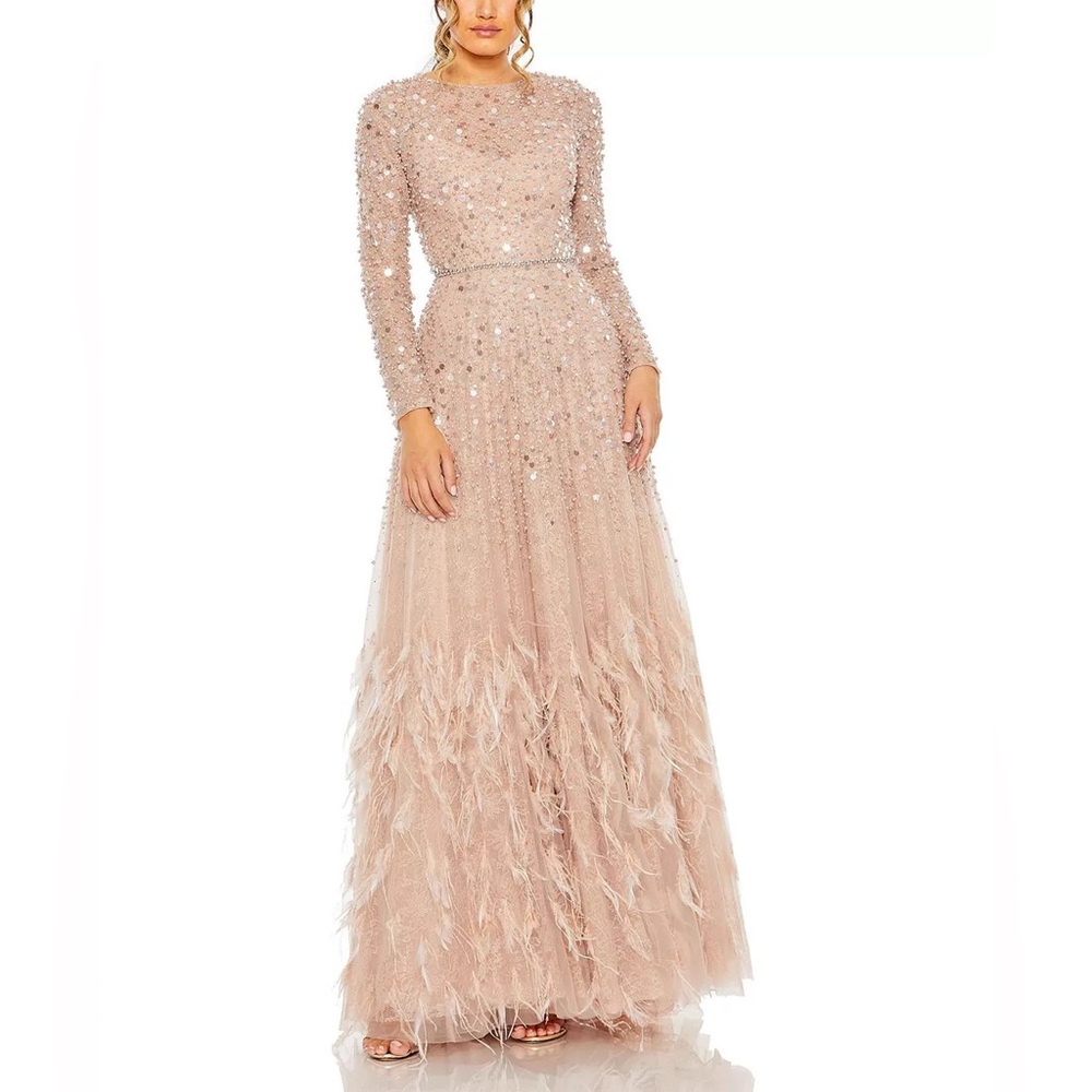 Mac Duggal
Feather Detail Embellished Sequin Gown